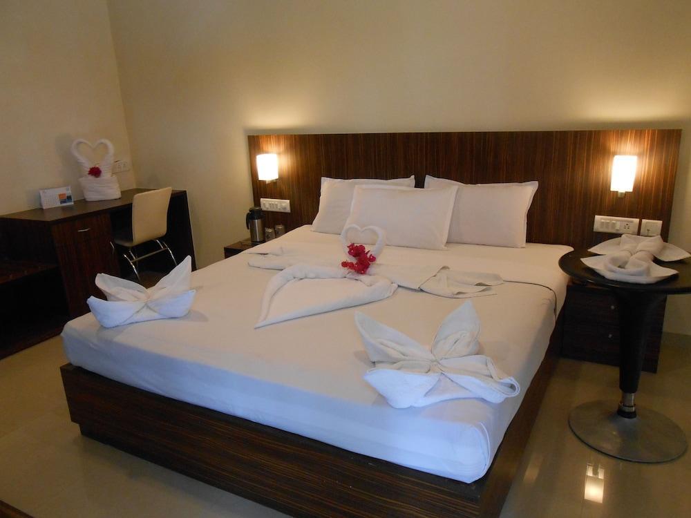 Jade Beach Resort Tirupporur Exterior foto